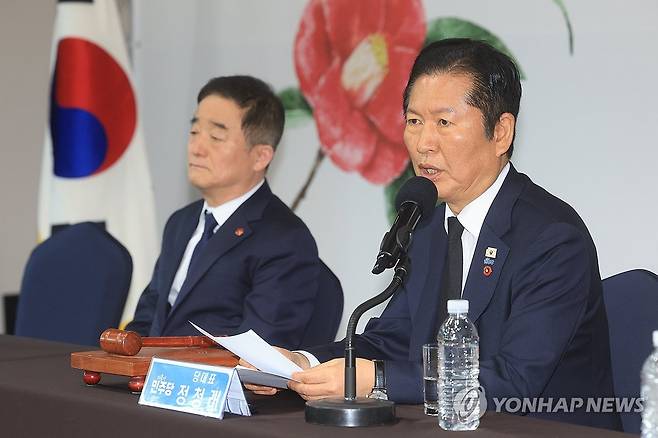 모두 발언하는 정청래 대표 (제주=연합뉴스) 박지호 기자 = 제78주년 제주4·3희생자추념일인 3일 오전 제주시 봉개동 한화리조트에서 열린 더불어민주당 현장 최고위원회의에서 정청래 대표가 모두 발언을 하고 있다. 2026.4.3 jihopark@yna.co.kr