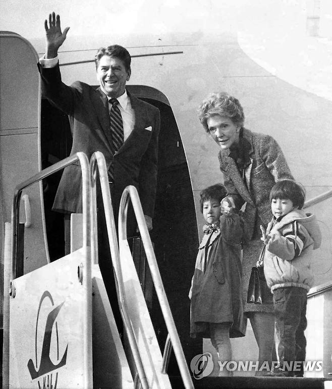 한국 방문 마치고 떠나는 레이건 대통령과 부인 낸시 여사 1983년 한국방문 일정을 종료하고 전용기에 오르면서 환송객들에게 손을 들어 작별의 인사를 하는 레이건 대통령과 낸시 여사의 모습. 낸시 여사는 미국에서 심장병 수술을 받기 위해 함께 떠나는 어린이들의 손을 잡고 있다. 
[연합뉴스 자료사진]