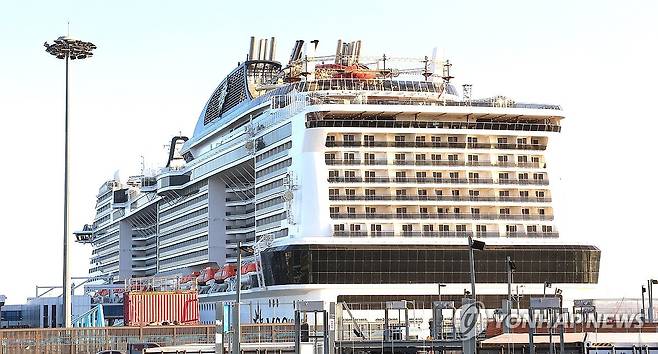 인천항에 입항한 크루즈 MSC 벨리시마호 (인천=연합뉴스) 임순석 기자 = 중국의 '한일령'(限日令) 여파로 중국발 크루즈 인천항 입항이 급증하고 있는 가운데 6일 오전 인천 연수구 국제크루즈터미널에 3000여명의 중국인 관광객을 태운 크루즈 MSC 벨리시마호(17만t급)가 입항 정박해 있다. 2026.2.6 soonseok02@yna.co.kr