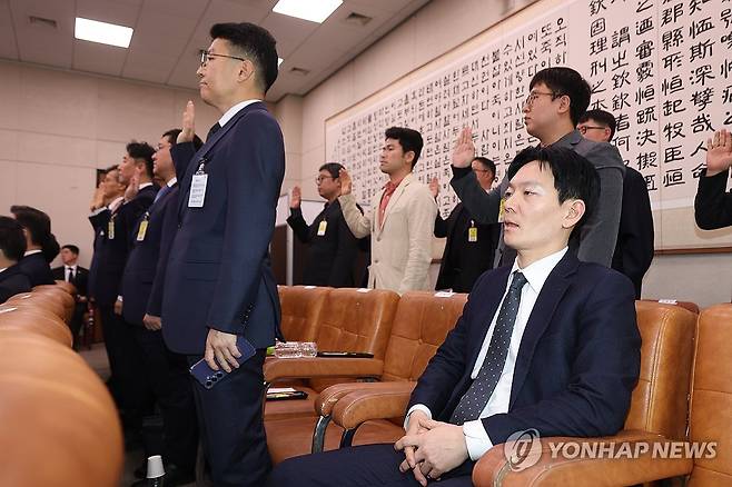 박상용 검사, 증인선서 거부 (서울=연합뉴스) 이동해 기자 = '쌍방울 대북 송금' 사건을 수사했던 박상용 인천지방검찰청 부부장검사가 3일 국회에서 열린 '윤석열정권 정치검찰조작기소 의혹사건 진상규명' 국정조사특별위원회 전체회의에서 증인선서를 거부한 채 증인석에 앉아 있다. 2026.4.3
eastsea@yna.co,kr
