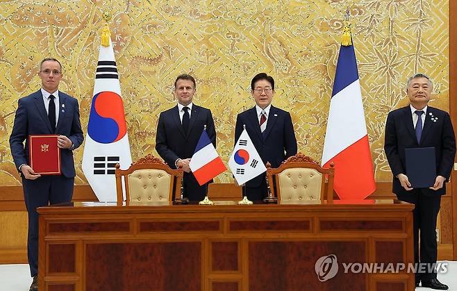 한수원-오라노 협력 양해각서 교환 (서울=연합뉴스) 김도훈 기자 = 김회천 한국수력원자력 사장과 니콜라 마스 오라노 CEO가 3일 청와대에서 이재명 대통령과 에마뉘엘 마크롱 프랑스 대통령이 임석한 가운데 한수원-오라노 협력 양해각서 교환 후 기념촬영을 하고 있다. 2026.4.3 superdoo82@yna.co.kr