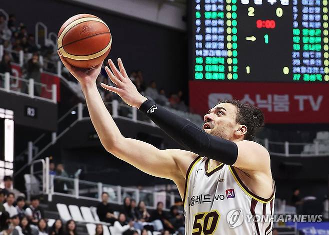 슛하는 마레이 (수원=연합뉴스) 홍기원 기자 = 3일 경기도 수원KT소닉붐아레나에서 열린 프로농구 수원 KT 소닉붐과 창원 LG 세이커스의 경기. LG 마레이가 슛하고 있다. 2026.4.3 xanadu@yna.co.kr