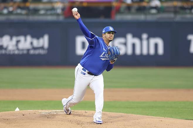 역투하는 삼성 후라도 삼성 라이온즈 후라도가 3일 수원 케이티위즈파크에서 열린 프로야구 kt wiz와 방문경기에 선발 등판해 역투하고 있다. [삼성 라이온즈 제공. 재배포 및 DB 금지]