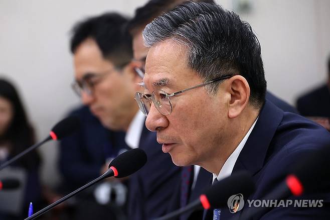 답변하는 정성호 장관 (서울=연합뉴스) 이동해 기자 = 정성호 법무부 장관이 3일 국회에서 열린 '윤석열정권 정치검찰조작기소 의혹사건 진상규명' 국정조사특별위원회 전체회의에서 의원 질의에 답하고 있다. 2026.4.3 eastsea@yna.co.kr