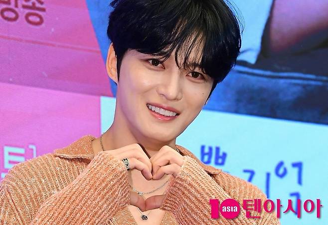 김재중이 하트 포즈를 취하고 있다./사진=텐아시아DB