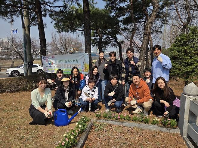 최근 광주시청년리더스포럼 회원들이 광주시 쌍령동 예지학원 화재사고 추모비 인근에서 환경정비 봉사활동을 진행하고 사진 촬영을 하고 있다. 사진=광주시청년리더스포럼