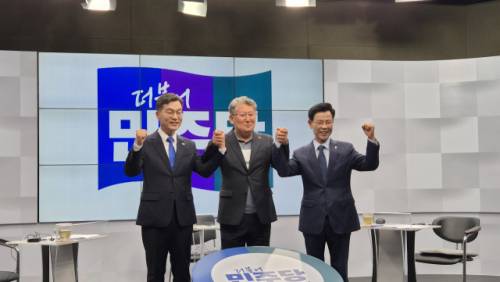 ◇더불어민주당 강릉시장 예비후보인 김중남 후보(맨 왼쪽)와 김한근 후보(맨 오른쪽)가 4일 경선 토론회를 갖고 공정 경쟁을 다짐했다. 사진=김한근 캠프 제공.