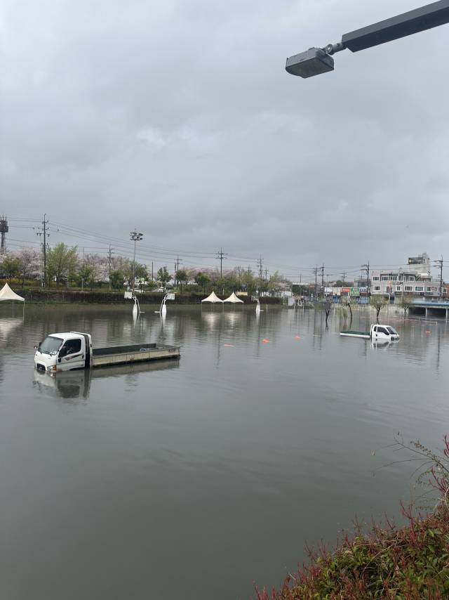 4일 오전 8시 13분께 부산 사상구 삼락천 인근에서 차량 4대가 침수됐다. 부산소방재난본부 제공