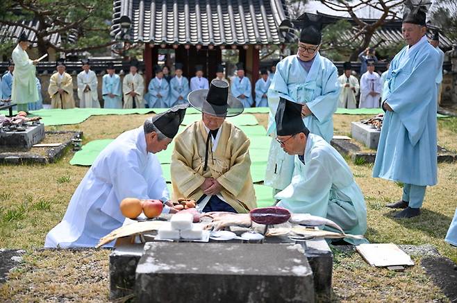 ▲ 영주시가 3일 금성대군신단에서 '금성대군신단 춘향사'를 봉행하고 있다. 영주시