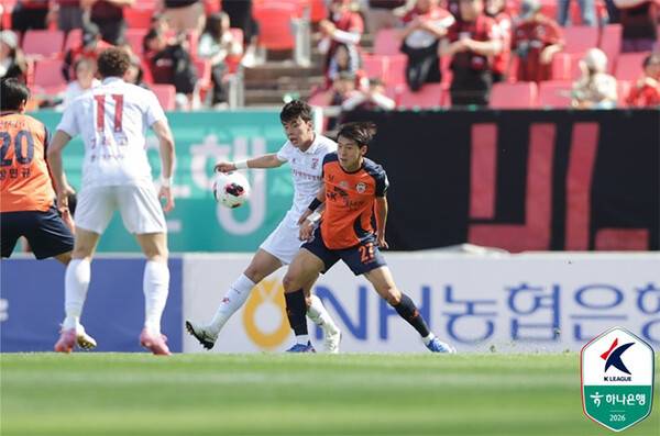 4일 오후 제주월드컵경기장에서 열린 제주SK와 부천FC의 경기에서 양팀 선수들이 경합하고 있다 (사진=한국프로축구연맹)