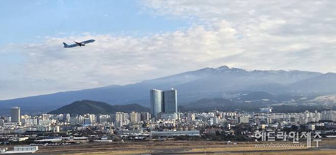 주말인 4일 강풍으로 인해 오전시간대 항공기 결항이 속출했다. 사진은 제주국제공항 전경.
