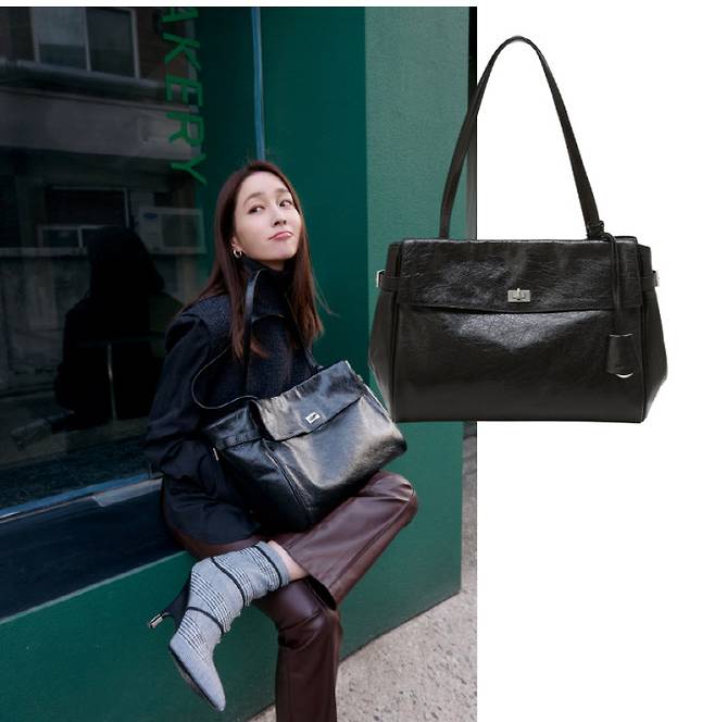 이민정이 LF 헤지스 액세서리 오라백을 맨 모습.(사진=이민정 인스타그램헤지스 상품 페이지 캡처)