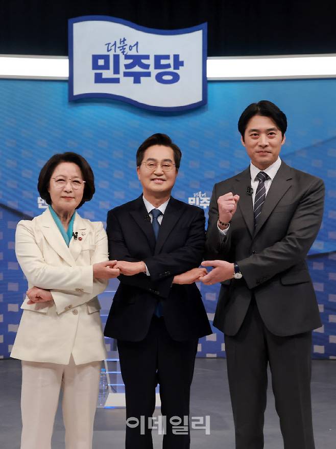 [국회사진기자단] 더불어민주당 추미애(왼쪽부터),김동연, 한준호 경기도지사 경선후보가 1일 서울 양천구 SBS 목동 스튜디오에서 열린 후보자 2차 TV 합동토론회에 참석해 기념 촬영하고 있다.