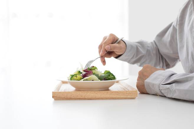 심장병을 예방하려면 식사량을 줄이고, 채소와 과일 섭취를 늘리는 등의 식이 요법을 실천해야 한다. 사진=클립아트코리아