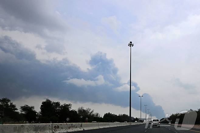 지난 3월 25일(현지시간) 이란이 드론 공격으로 연료 저장 시설을 타격한 것으로 알려진 후 쿠웨이트 국제공항 인근에서 연기가 치솟고 있다. 2026.3.25. ⓒ 뉴스1 ⓒ AFP=뉴스1
