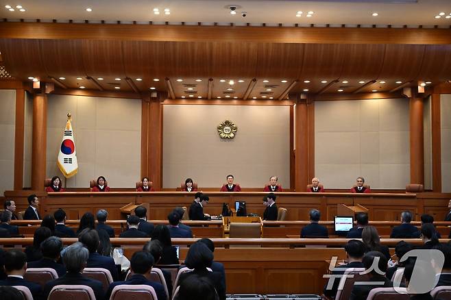 서울 종로구 헌법재판소 대심판정에서 윤석열 전 대통령 탄핵심판 선고가 진행되고 있다. 2025.4.4 ⓒ 뉴스1 사진공동취재단