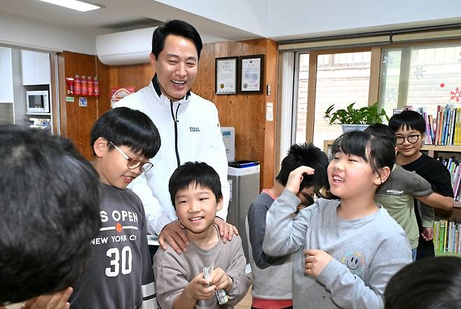오세훈 서울시장이 4일 구립석관동 꿈나무키우미돌봄센터를 찾아 서울런 학습 중인 아이들을 바라보고 있다.
