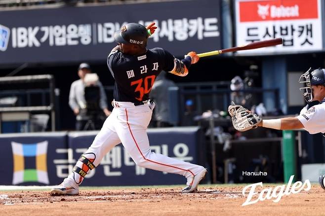 한화 페라자가 4일 잠실구장에서 열린 2026 KBO리그 정규시즌 두산전에서 2루타를 치고 있다. 사진 | 한화 이글스