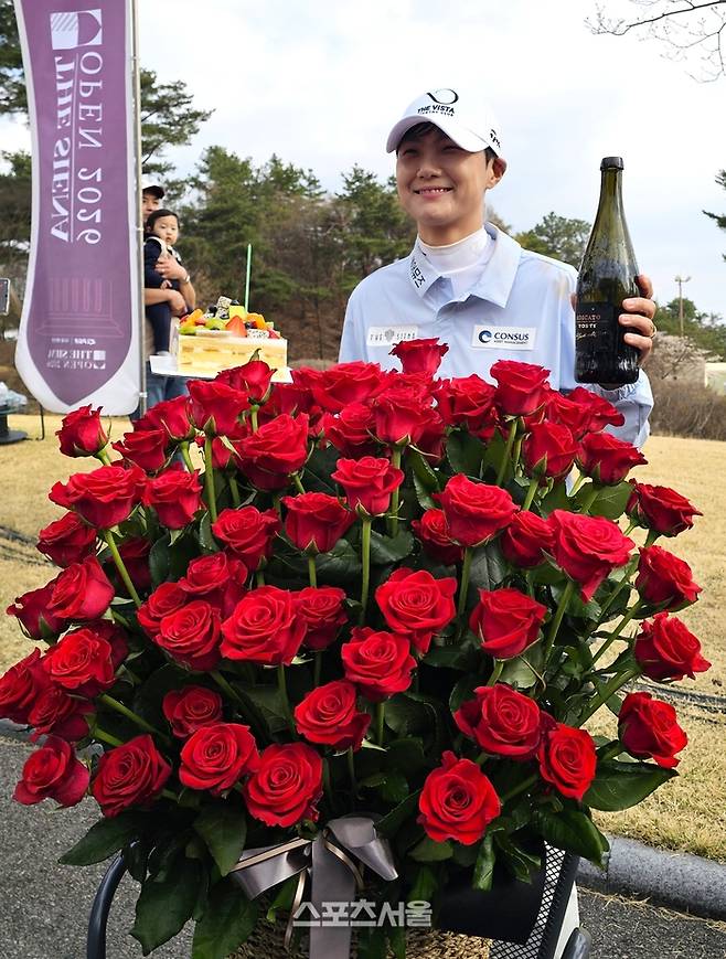 팬덤 남달라가 선물한 장미꽃 100송이와 케이크, 샴페인을 손에 들고 포즈를 취하는 박성현. 사진 | 여주=장강훈 기자 zzang@sportsseoul.com