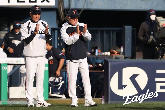 한화 김경문 감독(오른쪽)과 양승관 수석코치가 4일 잠실구장에서 열린 2026 KBO리그 정규시즌 두산전 승리 후 선수들에게 박수를 보내고 있다. 사진 | 한화 이글스