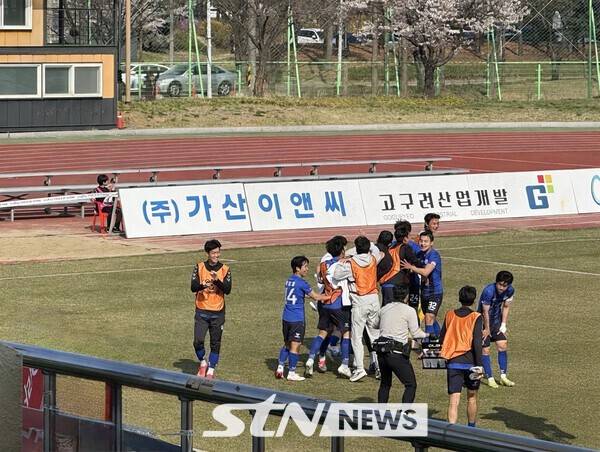 오창권의 득점 이후 환호하고 있는 시흥시민축구단 선수단. /사진(시흥)=강의택 기자