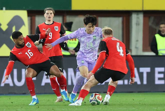 돌파 시도하는 이강인

    (빈[오스트리아]=연합뉴스) 최재구 기자 = 31일(현지시간) 오스트리아 빈 에른스트 하펠 스타디움에서 열린 한국 축구 국가대표팀과 오스트리아의 평가전에서 이강인이 돌파를 시도하고 있다. 2026.4.1

    jjaeck9@yna.co.kr

(끝)





<저작권자(c) 연합뉴스, 무단 전재-재배포, AI 학습 및 활용 금지>