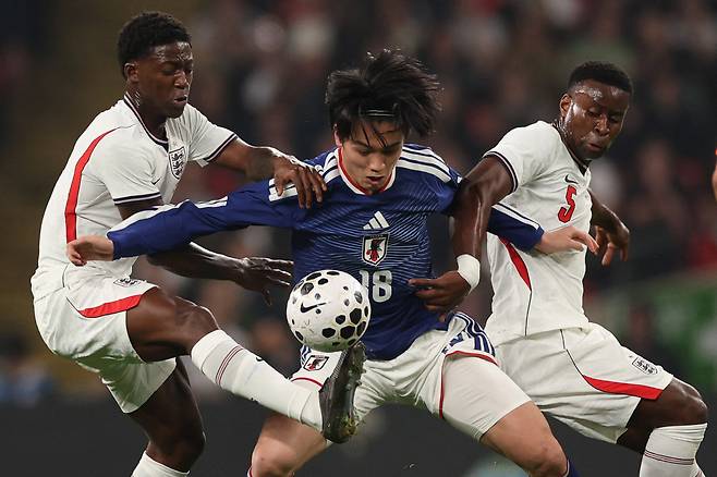 TOPSHOT - Japan's forward Ayase Ueda (C) vies with England's midfielder Kobbie Mainoo (L) and England's defender Marc Guehi (R) during the friendly international football match between England and Japan at Wembley Stadium in London on March 31, 2026. (Photo by Adrian Dennis / AFP) / NOT FOR MARKETING OR ADVERTISING USE / RESTRICTED TO EDITORIAL USE







<저작권자(c) 연합뉴스, 무단 전재-재배포, AI 학습 및 활용 금지>