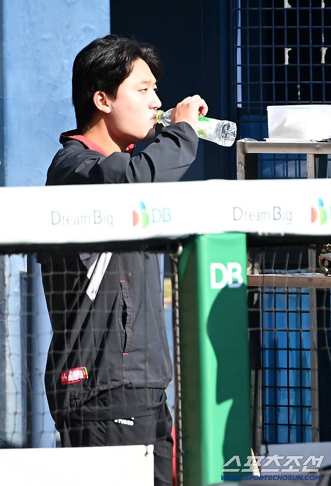 2일 잠실야구장에서 열린 KIA와 LG의 경기. KIA 윤도현이 그라운드로 나서다 물을 마시고 있다. 잠실=허상욱 기자wook@sportschosun.com/2026.04.02/