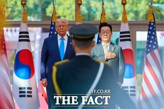 도널드 트럼프 미국 대통령은 1일(현지시간) 백악관에서 열린 대국민 연설에서 호르무즈 해협 관련 중동산 원유 수입에 의존하고 있는 국가들을 향해 "해협으로 가서 스스로 (석유를) 가져가고 지키고 활용하라"고 언급했다. 사진은 지난해 10월 29일 이재명 대통령(오른쪽)과 도널드 트럼프 미국 대통령이 경북 경주박물관에서 열린 공식 환영식에서 국민의례 하는 모습. /뉴시스