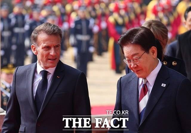 이재명 대통령과 에마뉘엘 마크롱 프랑스 대통령이 3일 청와대에서 열린 공식환영식을 마친 뒤 이동하고 있다. 이날 이 대통령은 프랑스 국기의 세 가지 색깔을 담은 넥타이를 착용해 예우와 환영의 마음을 표현했다. /뉴시스