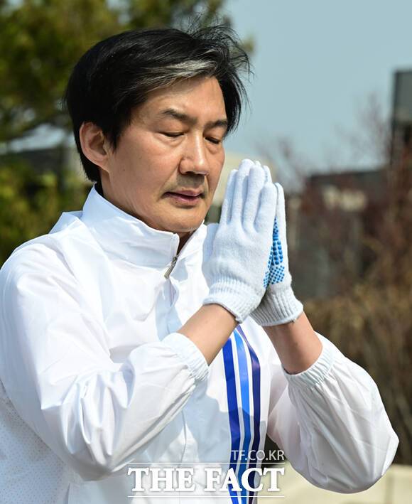 조국 조국혁신당 대표가 윤석열 전 대통령 탄핵 1년이 되는 4일 "국민이 되찾은 봄을 완성할 때"라고 말했다. 사진은 지난달 26일 서울 여의도 국회 본청 앞에서 중대선거구제 도입 등 정치개혁을 촉구하며 삼보일배 행진을 하고 있는 모습. /이새롬 기자