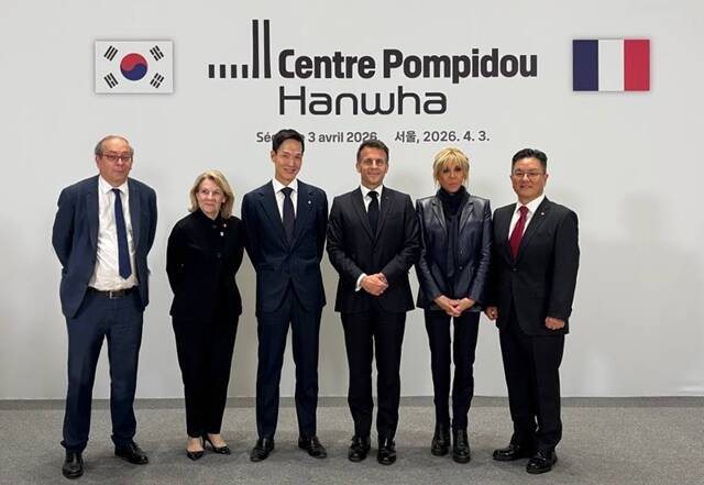 (왼쪽부터) 로랑 르봉 퐁피두센터장, 카트린 페가르 프랑스 문화부 장관, 김동원 한화생명 사장, 에마뉘엘 마크롱 프랑스 대통령, 브리지트 마크롱 프랑스 대통령 부인, 이성수 한화문화재단 이사장이 3일 서울 여의도에 위치한 '퐁피두센터 한화'에서 기념촬영을 했다. /한화생명