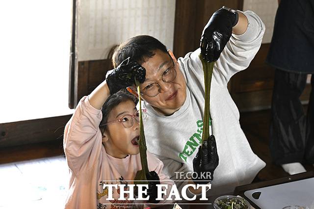 절기상 한식을 앞둔 4일 오전 서울 중구 남산골한옥마을을 찾은 부녀가 쑥 디저트 만들기 체험을 하고 있다. /송호영 기자