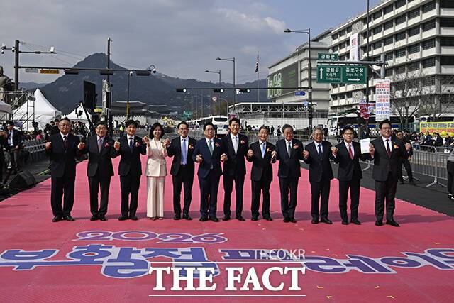 오세훈 서울특별시장과 이용선 더불어민주당 의원, 윤상현 국민의힘 의원, 허은아 청와대 국민통합비서관 등 내빈이 기념사진을 촬영하고 있다.