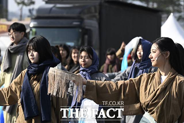 퍼레이드 참가자들이 안무를 하고 있다.