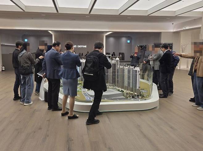 3일 서울 강남구 라클라체자이드파인 견본주택을 찾은 방문객들이 모형도를 살피고 있다. 이정윤 기자