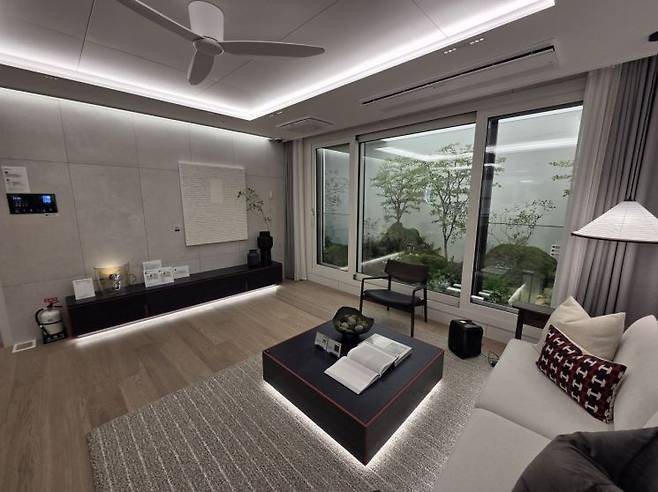 라클라체자이드파인 전용면적 84㎡ 거실 모습. 이정윤 기자