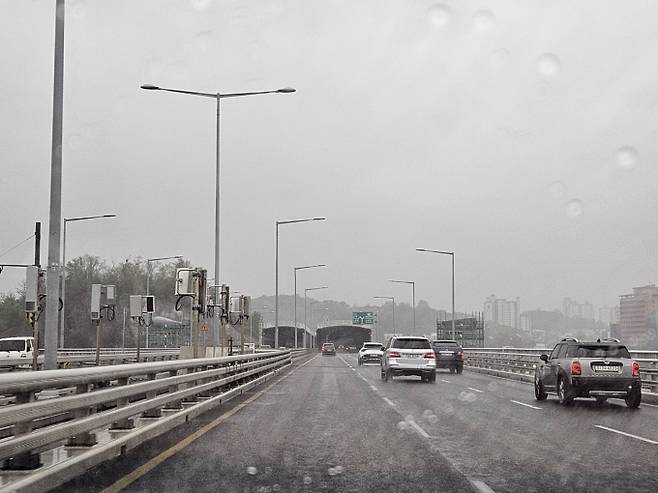 낮까지 전국 대부분 雨… 최고기온 21도 [오늘날씨]=토요일인 오늘(4일) 날씨는 전국이 대체로 흐리다가 밤부터 서쪽 지역은 가끔 구름 많겠다. 아침 최저기온은 8~13℃, 낮 최고기온은 13~21℃가 되겠다. 이른 새벽(00~03시)부터 낮(12~15시) 사이 전국 대부분 지역에 비가 내리겠고, 강원 내륙.산지와 충북은 늦은 오후(15~18시)까지 이어지는 곳이 있겠다. 비가 내리는 지역에서는 가시거리가 짧아지고 도로가 미끄러운 곳이 있겠으니, 차량 운행 시 안전거리를 충분히 확보하고 감속 운행하는 등 교통안전과 안전사고에 각별히 유의하기 바란다. ⓒbnt뉴스: 오늘날씨, 내일날씨, 주간날씨 예보