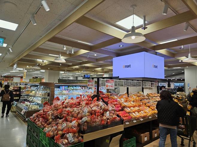 대형마트 휴무일? 이마트·롯데마트·홈플러스·코스트코 ‘랜쇼페’ = 이마트·롯데마트·홈플러스·코스트코 등 대형마트가 이번 주는 각사별 특색있는 할인행사에 돌입한다. 이마트는 ‘2026 랜더스 쇼핑페스타(랜쇼페)’를, 롯데마트는 '메가통큰' 행사 2주 차를, 홈플러스는 야외활동 수요를 겨냥한 '메가 캠크닉 대전' 행사를 진행한다. ©bnt뉴스: 대형마트 휴무일? 이마트·롯데마트·홈플러스‧코스트코 등 마트 휴일, 쉬는날