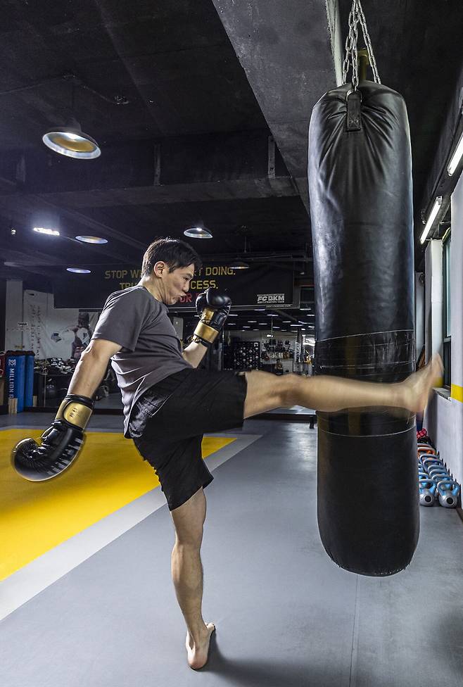 지난달 31일 점심, 경기도 분당 킥복싱 도장에서 인근 IT회사 직장인이 '런치 타임 킥복싱'에 몰두하고 있다. /이신영 영상미디어 기자