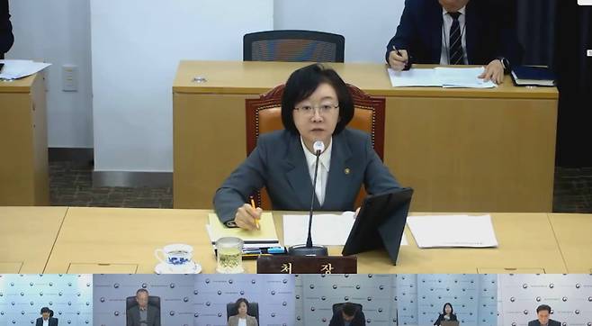 오유경 식품의약품안전처 처장이 ‘월간 중점 정책 점검 회의’ 전 과정을 유튜브에 공개했다. /유튜브