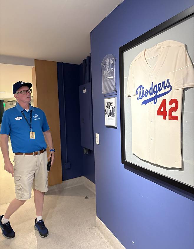 다저스타디움 투어에서 가이드가 MLB 최초의 흑인 선수인 재키 로빈슨에 대해 설명하고 있다./남정미 기자