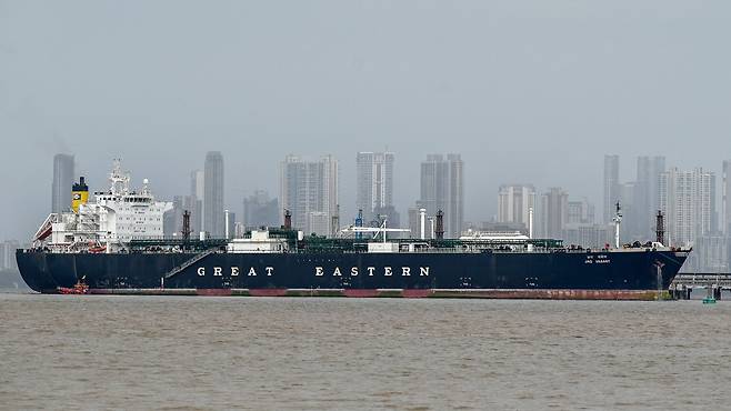 중동 전쟁이 한창이던 지난 1일 호르무즈 해협을 통과한 액화석유가스(LPG) 운반선인 인도 국적의 유조선이 인도 뭄바이 해안의 하역 터미널에 정박해 있다./AFP 연합뉴스