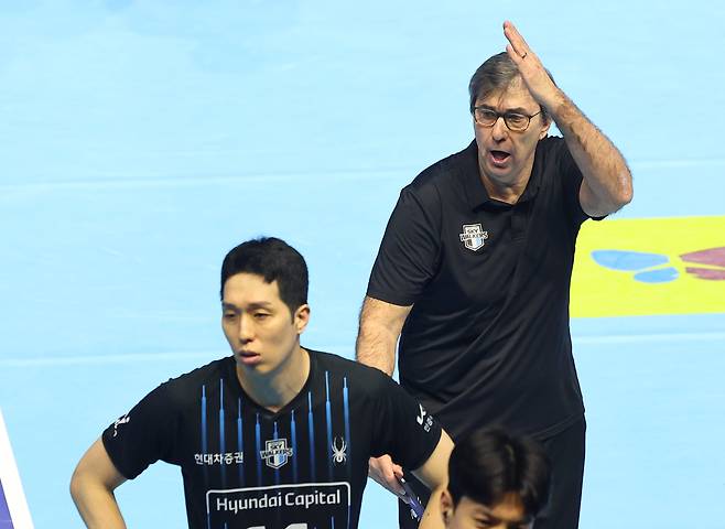 4일 인천 계양체육관에서 열린 프로배구 2025-2026 V리그 남자부 챔피언결정전 대한항공과 현대캐피탈 2차전 경기. 5세트 현대캐피탈 필립 블랑 감독이 비디오 판독과 관련해 심판진에게 항의하고 있다.블랑 감독은 경기 후 기자회견에서도 비디오 판독에 강하게 불만을 표했다./연합뉴스