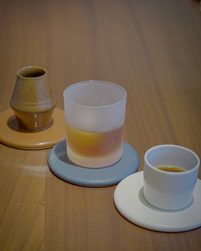 원두의 재배 과정부터 커피의 맛까지 큐레이션 해 하나의 커피 전시 같은 경험을 할 수 있는 블랙로드 커피 성수. 인스타그램 @black_road_seongsu