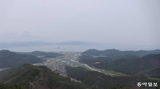 전북 부안군 내변산 관음봉 아래에서 바라본 변산반도 끝자락. 멀리 보이는 곰소만 너머 육지는 고창군이다.