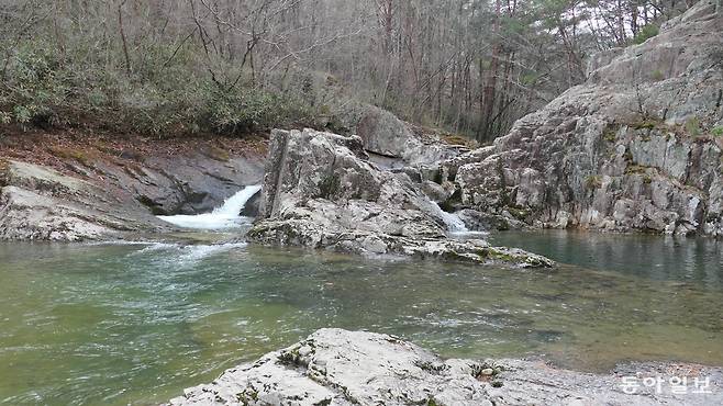 내변산 직소폭포 가기 직전 나타나는 선녀탕.