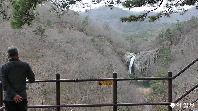 전망대에서 멀리 바라다보이는 직소폭포.