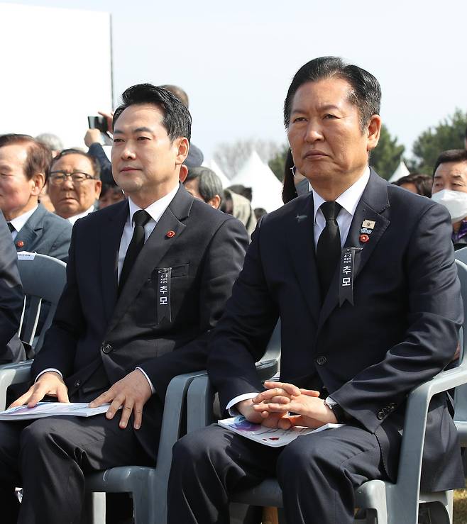 정청래 더불어민주당 대표와 장동혁 국민의힘 대표가 3일 오전 제주시 봉개동 제주4·3평화공원 제78주년 제주 4·3 희생자 추념식장에 앉아 있다. 2026.04.03. 제주=뉴시스