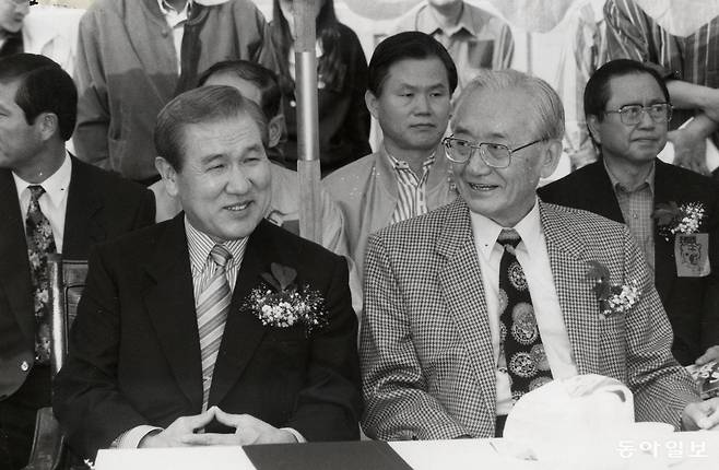 1994년 10월 9일 올림픽주경기장에서 열린 경북중고 동창회체육대회에 참석한 노태우 전 대통령과 박준규 전 국회의장(오른쪽). 박 전 의장 뒤에 박철언 전 의원이 보인다. 동아일보 DB